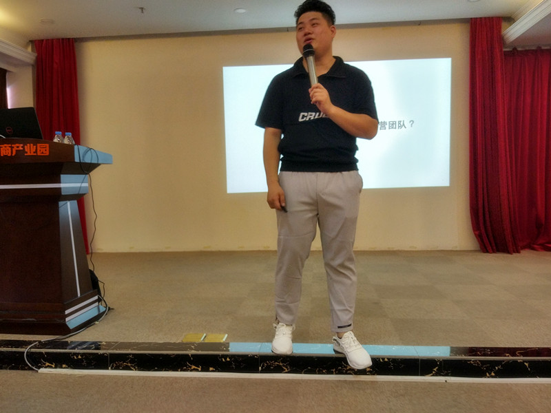 周末，貝朗鋼線成型機廠家員工與您相約聚大電商產業園