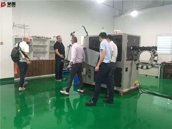 看，又有外國客戶參觀貝朗鋼絲鐵絲折彎機